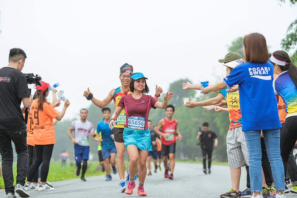 Mục kích đường chạy marathon Hoa vàng trên cỏ xanh Ecopark